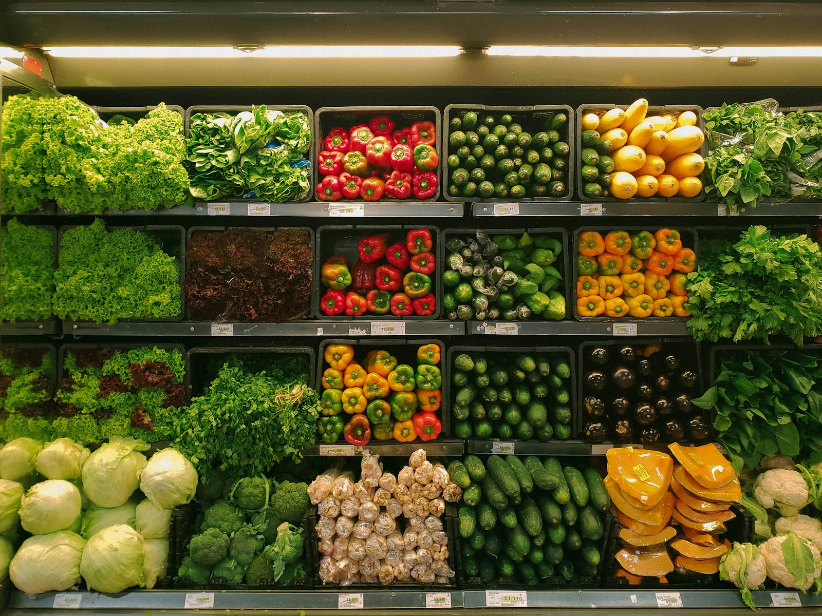 Grocery produce display linked to retail vegetarian listings